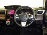 運転の際、常に目にする部分だけにシックで飽きのこないデザインが良いですね。