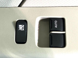 【電動格納ミラー】サイドミラーは電動格納式となっており、狭い駐車場でもキズがつくリスクを抑えられます。