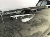 スマートキーを所持している状態でロックボタンを押すと、車両すべてのドアの解錠や施錠を行うことが出来ます。