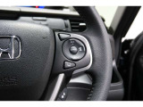 Hondaセンシングの機能のひとつ、アダプティブクルーズコントロール付!アクセルから足を離しても設定したスピードと前車との車間を保ち走行してくれます!車線維持もアシスト☆高速道路で疲労軽減ですね☆
