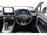 スポーティームード溢れる運転席周りですね。 クイックなドライビングに対応できるよな運転席回りになっています。 ドライブがますます楽しくなりますね!