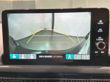 リバースギアに入れるだけで後方の表示へ切り替わります。夜間や雨の日の駐車も楽になりますよ。