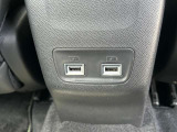 リヤシート用にもUSB電源ポートが2つ付いております。