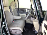 フロントシートはベンチシートです。ベンチシ―トは運転席と助手席の移動もスムーズ!狭い駐車場での乗り降りに便利です。シートの間にコンソールボックスやドリンクホルダーがないため、車内空間も広く感じます