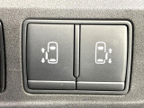 【ハンズフリー機能付き両側パワースライドドア】スライドドアの下に足先を入れてすぐ引くと、自動的にスライドドアが開閉します!荷物で両手がふさがった状態でも、ドアの開閉ができてとっても便利!