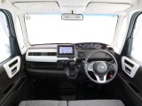 N-BOXの開放的な前方視界。フロントガラスが大きいので運転がしやすく疲れにくいです。また、全ての装備が適正配置されていて操作性に優れています。