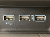 【USBポート】USBポートも装備されています、スマートフォンの充電やオーディオに連携も可能です、今や欠かせない装備の一つです!