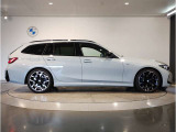 【BMWの伝統-3】BMWのお車は、&ldquo;駆け抜ける歓び&rdquo;を体現しております。走行の安定性とコーナリングの良さを追求し、思い通りにハンドルの操作可能です。