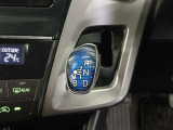 手元で直感的に扱えるコンパクトなデザインのシフトです