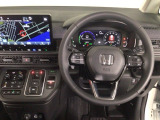 【ハンドル】運転にかかわる様々な操作を安全に行えるように視点移動が少なく操作性に配慮されたスイッチ類が凝縮されたコックピットです。