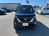 日産のブランドを象徴するVモーショングリルです。