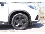 225/55R18インチアルミホイールです。タイヤ残り溝少ないので新しいタイヤに交換します。
