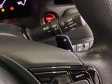 ステアリングホイール・後ろの減速セレクターは、左右に取り付けられた2つのパドルスイッチで減速の強さを調整。 左側の「-」を操作すると減速を強く、右側の「+」を操作すると減速を弱くすることができます。