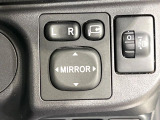 【電動格納ミラー】サイドミラーは電動格納式となっており、狭い駐車場でもキズがつくリスクを抑えられます。