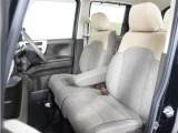 運転席と助手席は足元が繋がっているので自由に行き来しやすいので駐車場が狭いときでも助手席側からスムーズに乗り降りできて便利!