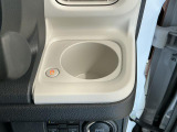 【ホッとカップホルダー】ホットドリンクをちょうどいい温度でキープしてくれる保温機能付きのカップホルダーです。冬の寒い日でも快適なドライブを♪