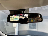 ルームミラーには、上から丸見えアラウンドビューモニターが写るので駐車が苦手な方には便利な装備になりますね♪