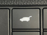 【パワーバックドア】スマートキーや運転席のボタンを押すだけでリアゲートが自動で開閉します!荷物を持っている時や、高い位置にあるバックドアを閉める際に便利な機能です♪