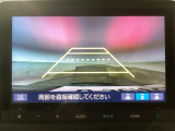 【バックカメラ】運転が苦手な方も車庫入れラクラクです!ギアをリバースに入れれば自動的に切り換わりますので、面倒な操作は不要です♪狭い駐車場もお車を傷つけず安心ですね!