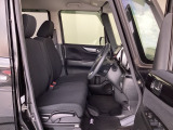 フロントシートはベンチシートです。ベンチシ―トは運転席と助手席の移動もスムーズ!狭い駐車場での乗り降りに便利です。