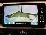 リバースギアに入れるだけで後方の表示へ切り替わります。夜間や雨の日の駐車も楽になりますよ。