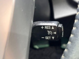 【クルーズコントロール】高速道路もラクラク走行。アクセルを離しても一定速度で走行ができ、長距離運転時の負担を軽減!加速・減速も簡単なスイッチ操作で調整できます。