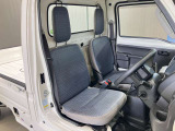 シンプルな運転席になります。