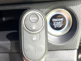 【エンジンスターター】離れた場所からでもリモコンでエンジン始動が可能。乗車前始動で夏場&冬場に大活躍!