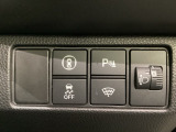 ハンドルの右側にはヘッドライトレベライザーとHondaセンシング用のメインスイッチがついています。ヘッドライトレベライザーは道路状況や積荷の加重に応じてライトの高さを調節できます。