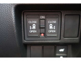 運転席に居ながら両側パワースライドドアの開閉ができます!