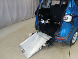 後方からそのまま車いすを載せられるスロープタイプのウェルキャブです
