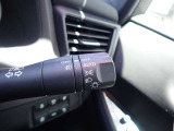 オートライト機能が装備されており暗い場所に入ると車両が検知しライトのON・OFFを自動的に切り替えてくれますので非常に便利な装備です♪