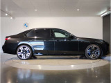 【BMWの伝統-3】BMWのお車は、&ldquo;駆け抜ける歓び&rdquo;を体現しております。走行の安定性とコーナリングの良さを追求し、思い通りにハンドルの操作可能です。