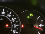 【クリアランスソナー】駐車、発進の低速走行時に障害物への接近を検知し、ブザーとディスプレイ表示でお知らせします。