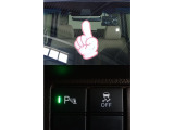 Honda SENSING搭載!ミリ波レーダーと単眼カメラで、クルマの前方の状況を認識。ブレーキやステアリングの制御技術と協調し、安心・快適な運転や事故回避を支援する先進のシステムです。