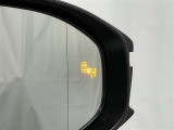 ブラインドスポットモニター(BSM)付き。ドアミラーでは確認しにくい後側方エリアに存在する車両を検知します。