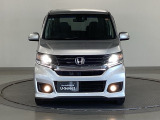 ディスチャージヘッドライト【HID】を装備していますのでとても明るく、夜間の走行や雨の日も安全・安心です。