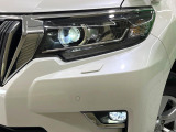 【LEDヘッドライト】悪天候や夜間走行時も良好な視界を確保し安心して運転できる高輝度LEDヘッドライトを装備!点灯速度が早く、消費電力も抑えられています。
