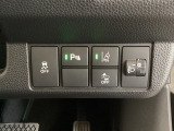 ハンドルの右側にはヘットライトリベライザーとHondaセンシング用のメインスイッチがついています。ヘッドライトリベライザーは道路状況や積荷の加重に応じてライトの高さを調節できます。