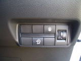 運転席の右下にスイッチ類がまとめられています。