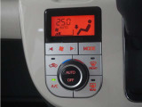 オートエアコン搭載。好みの温度に設定するだけで、風向や風量を自動でコントロール!いつでも快適な車内環境に。さらに、運転席には体を直接温めるシートヒーター付きで寒い季節も暖かく過ごせます。