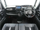◆視界広々で非常に運転しやすくロングドライブでも疲れを感じさせないすっきりとまとまったインパネ周りです。
