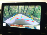【バックカメラ】駐車時に後方がリアルタイム映像で確認できます。大型商業施設や立体駐車場での駐車時や、夜間のバック時に大活躍!運転スキルに関わらず、今や必須となった装備のひとつです!