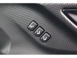 運転席のシートポジションを2か所記憶させることがシートメモリー機能が付いております。ボタンを押すと設定したシートポジションに自動で動きます♪