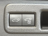 【パワーバックドア】スマートキーや運転席のボタンを押すだけでリアゲートが自動で開閉します!荷物を持っている時や、高い位置にあるバックドアを閉める際に便利な機能です♪