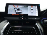 サイドクリアランスビュー表示中に、旋回時の運転操作に合わせて自動で車両を斜め後方から見たような映像を表示。