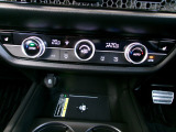 オートエアコンは左右席で独立温度コントロールが可能です。運転席はキンキンに冷やして助手席はマイルドにと言った設定が可能です。暑さ寒さでケンカすることもなくなりますね。