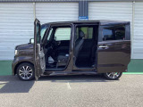 大きなドアで乗り降りが楽々です。