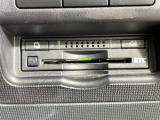 【ETC】有料道路を利用する際に料金所で停止することなく通過できる、ETC車載器(ノンストップ自動料金収受システム機器)が装備されています。セットアップを行うことで利用可能になります。