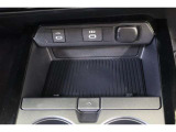 (Type-C)の通信/給電用と、給電用のUSBポートを装備しています。車内にあると便利なアイテムのひとつですね!充電中のスマホなどの置き場に便利なトレイも備えています。